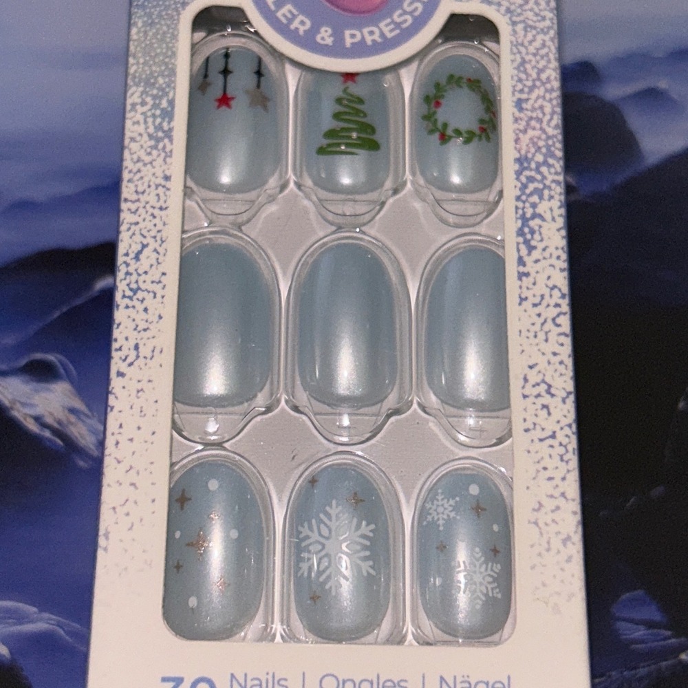 imPRESS Short Blue Oval Christmas Nails Frosty Tale Nails